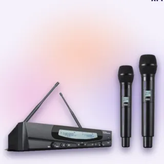 זוג מיקרופונים אלחוטיים ידניים ומקלט עם שתי אנטנות